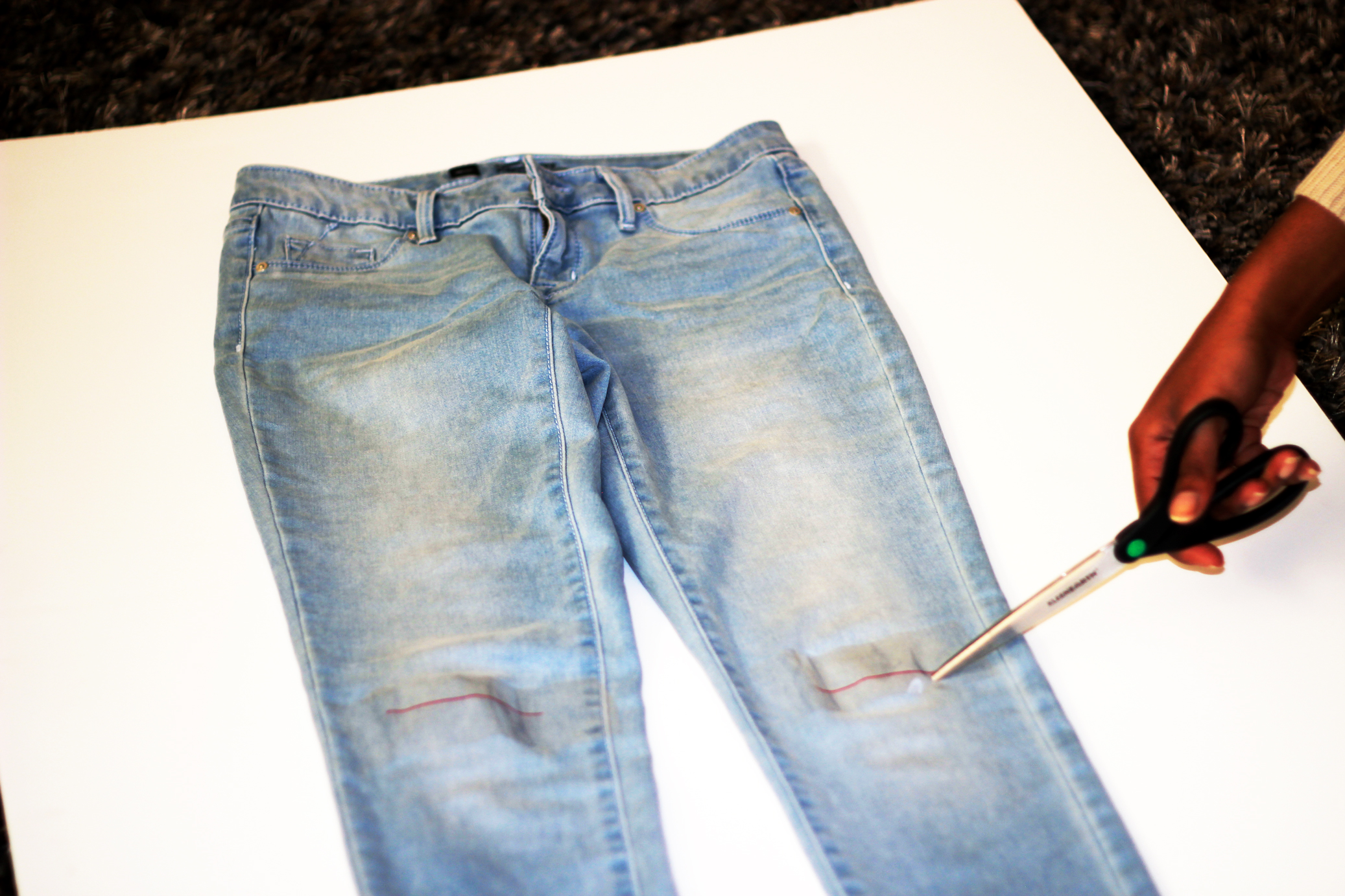 How to Make Ripped Jeans in 5 Steps